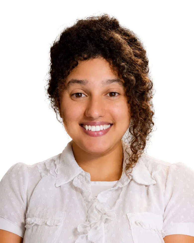 Priscilla Almeida, professora de inglês, sorrindo